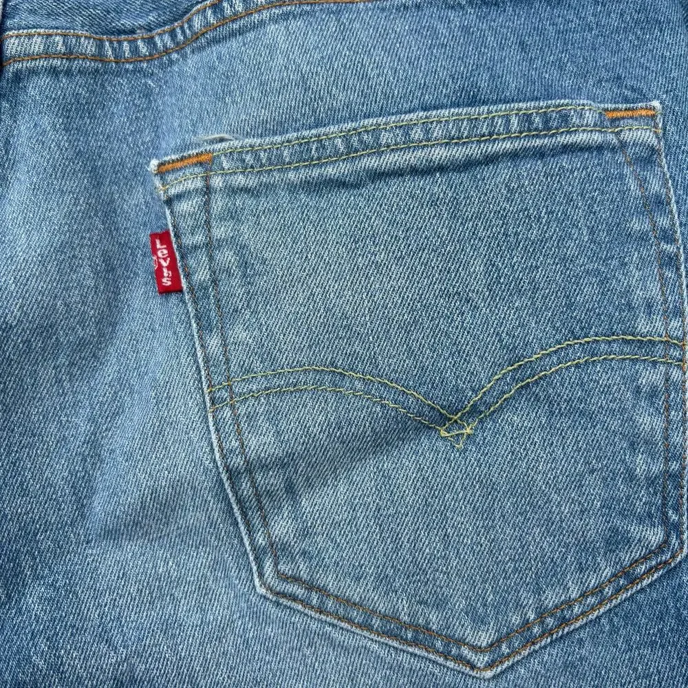 Levi’s‎ Jeans 501 33 x 34 Med Wash Button Fly Classic Casual Normcore Americana